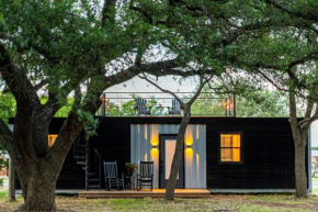 The Black Oak-Container Home 12 Min to Magnolia